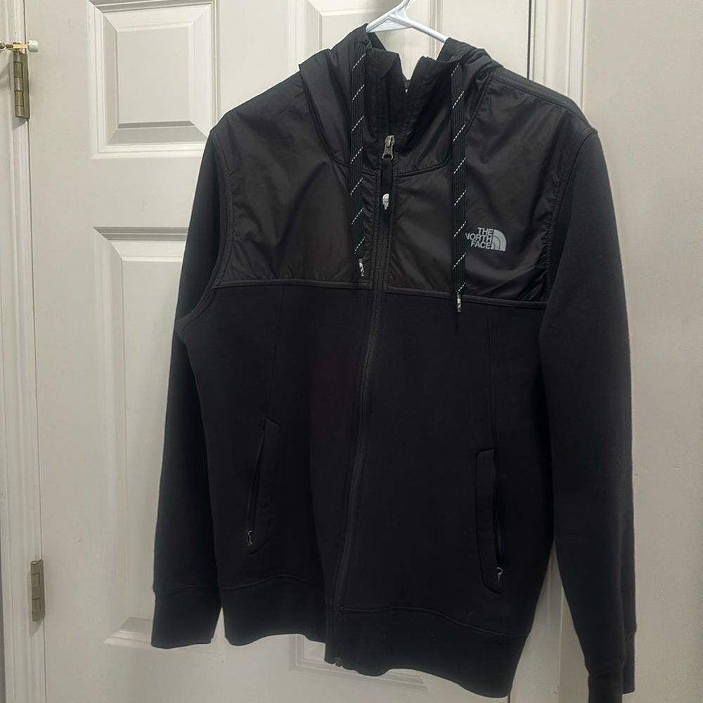 Men’s medium North Face lightweight jacket.